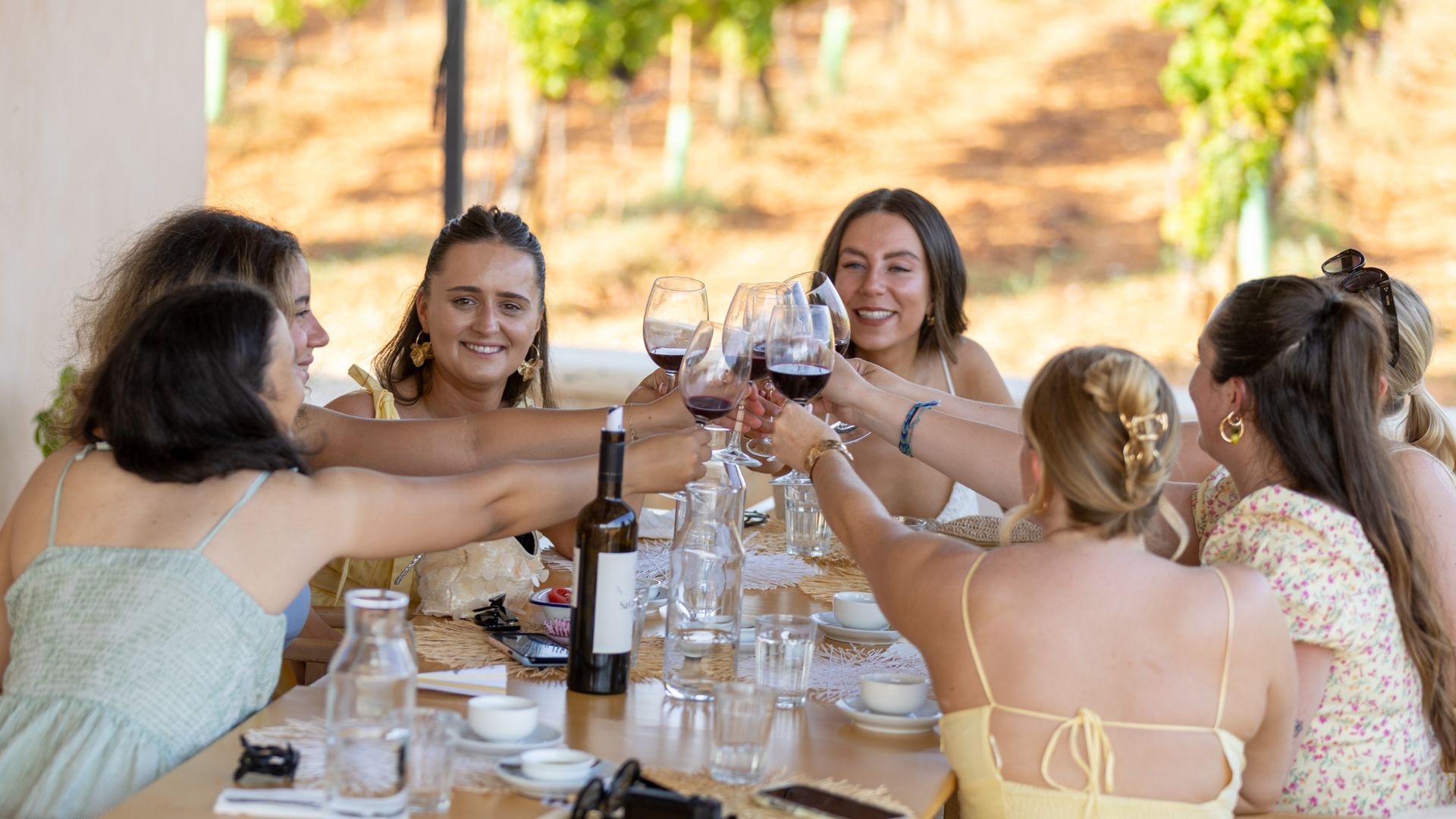 Grupo de amigas brinda en una cata maridada entre viñedos en Bodega Sa Cabana
